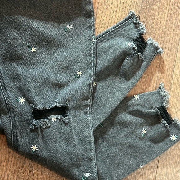 Tinseltown Juniors Distressed Jeans - Picture 4 of 7